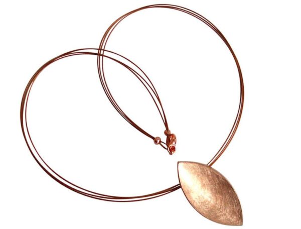 GEMSHINE Damenhalskette in hochwertiger Mattverarbeitung, 925 Silber rose vergoldet. Marquise Designer Anhänger mit Kette. Made in Madrid / Spanien. Im eleganten Schmucketui mit Geschenkverpackung. – Bild 3